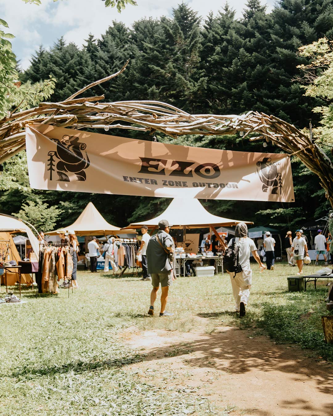 野外イベント「E.Z.O. 2026」〈SOUTH2 WEST8〉「花、太陽、雨」が出店